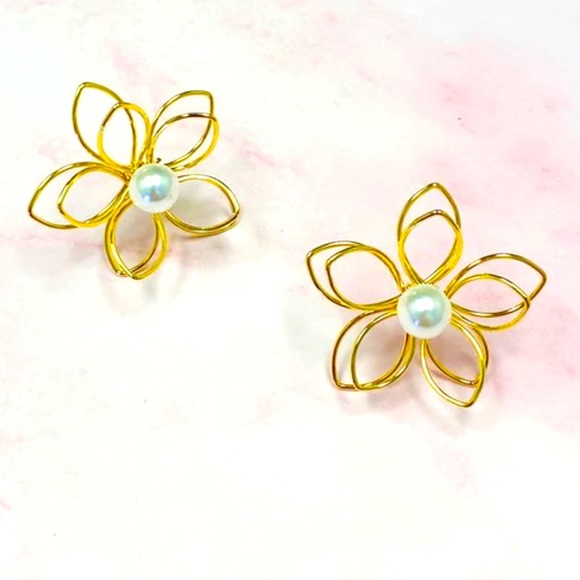 💜3/$30 Pearl 3D Gold Wire Flower Stud Earrings - Picture 1 of 11